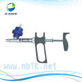 Automatic continuous veterinary syringe with bottle holder